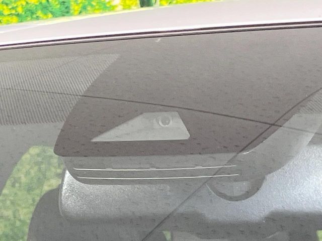 【トヨタセーフティセンス】走行中に前方の車両等を認識し、衝突しそうな時は警報とブレーキで衝突回避と被害軽減をアシスト。より安全にドライブをお楽しみいただけます。