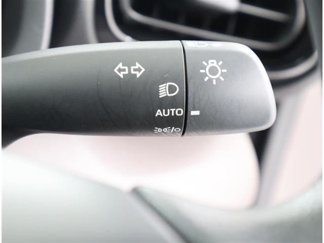 オートライトで車外の明るさに応じて、自動的にライトの点灯・消灯をしてくれます