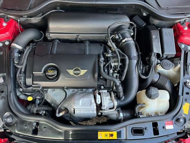 1600cc、ターボで184馬力です。コンパクトなボディのおかげで十分に速いです！エンジンルームもキレイです。クーパーSのセンター2本出しマフラーがスポーティさを演出してくれます。