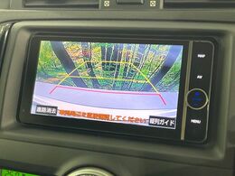 【バックカメラ】駐車時に後方がリアルタイム映像で確認できます。大型商業施設や立体駐車場での駐車時や、夜間のバック時に大活躍！運転スキルに関わらず、今や必須となった装備のひとつです！