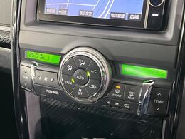 【左右独立型フルオートエアコン】運転席と助手席でそれぞれお好みの温度に設定可能。同乗者にも配慮した、快適な空調をお届け致します。