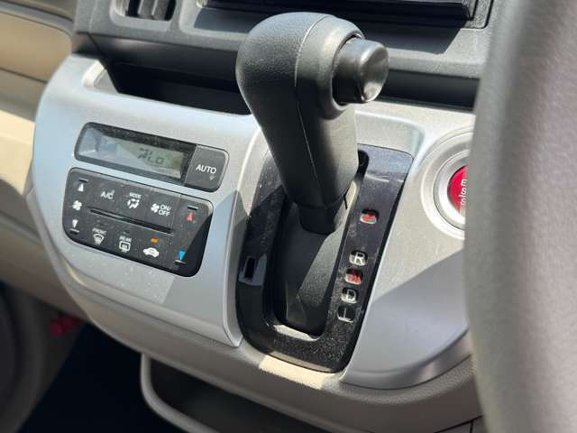 弊社指定業者によるルームクリーニング実施☆エンジンルームから車内まで無料クリーニング♪ご納車前のボディコーティングも専門の業者が常駐しておりクオリティの高いコーティングを低価格にてご提供しております♪