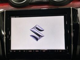【純正ナビ】人気の純正ナビを装備しております。ナビの使いやすさはもちろん、オーディオ機能も充実！キャンプや旅行はもちろん、通勤や買い物など普段のドライブも楽しくなるはず♪