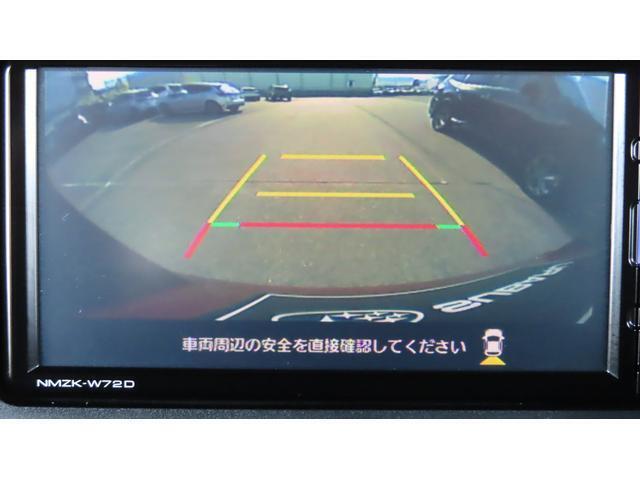 バックカメラの映像はナビのモニターに表示されます。車庫入れが苦手な方でもガイドラインが表示されるので安心です。