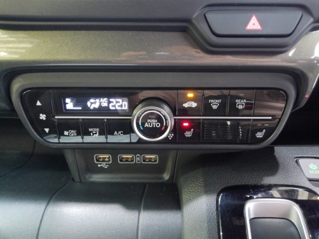 オートエアコンタイプなので細かい操作なしで快適温度に調整してくれます。シートヒーター付きで、冷えた車内でもスイッチを押せば数秒で座面と背もたれがあたたかくなります。