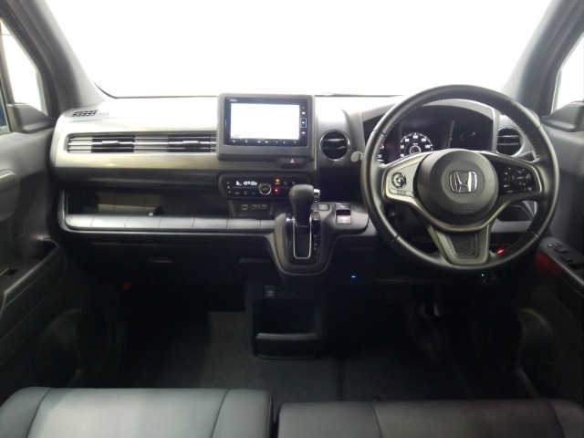 ドライバーを包み込むように、ディスプレーやスイッチ、コンソールを配置。座った瞬間から運転への期待が！空間そのものの心地よさにこだわっています。