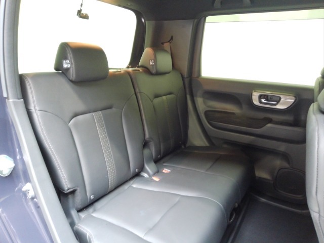 リアシートもゆったり快適に座っていただけますので、後部座席にお乗りの大切な方も楽しくドライブに参加していただけます。