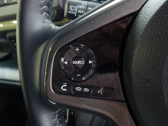 ハンドルにオーディオの操作スイッチが装備されています！視線を前方から外さずハンドルから手を離さずに操作できるのでとっても安全ですね♪