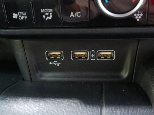 便利な充電用USBジャックも付いています☆周辺機器の充電にご利用頂けます☆