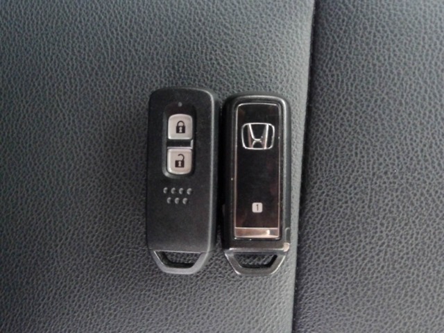 スマートキー付！キーを取り出さなくてもドアロックの施錠・開錠、エンジンの始動が出来ます！雨の日や荷物の多い日にとても便利ですね♪