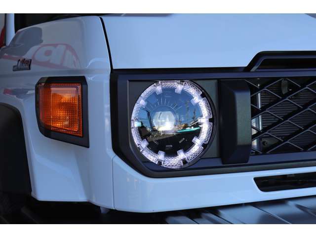 LEDヘッドライト標準装備です。悪天候や夜間走行も安心して運転できます。