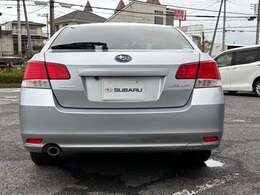 快適にお乗りいただくために、外装を美しく仕上げるだけでなく、内装も細部にいたるまで徹底した清掃・洗浄を実施。美しく・清潔な室内空間を実現しております。