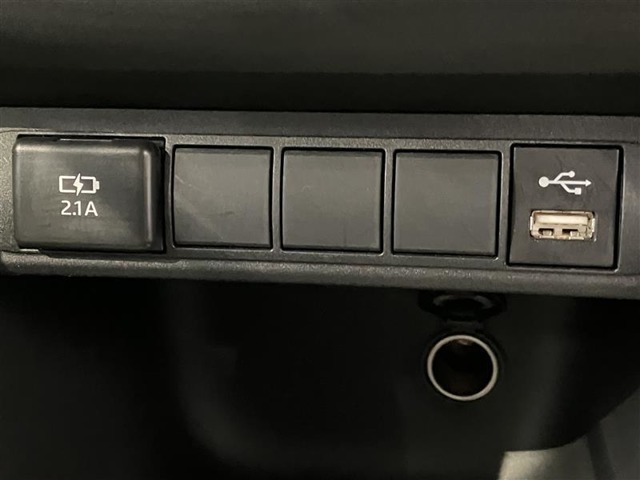 USB端子を装備しておりますので充電などにお使いください。