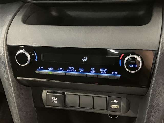 【オートエアコン】「AUTO」スイッチで車内の温度を一定に保ってくれるオートエアコン。快適装備の代名詞。もちろんマニュアル操作も可能ですよ。