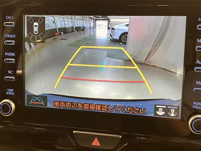 【バックガイドモニター】　車庫入れなど後進運転時に死角をモニターで確認ができて安全です♪　ステアリング操作の参考になるガイド線も表示しますので車庫入れがニガテな方も安心ですネ！