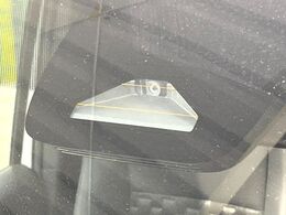 【トヨタセーフティセンス】走行中に前方の車両等を認識し、衝突しそうな時は警報とブレーキで衝突回避と被害軽減をアシスト。より安全にドライブをお楽しみいただけます。