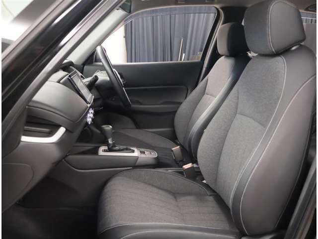 運転席助手席は足元もゆとりがあります。