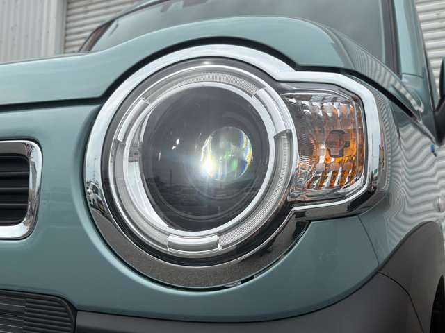 ヘッドライトは純正LEDでとても明るいです♪さらにAUTOライト機能付き♪自動でオンオフをしてくれるのでわざわざ電気をつける必要がありません