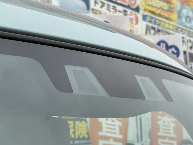 衝突被害軽減ブレーキが装備されておりますので、追突事故の回避や被害の低減をサポート。今では、お車をご検討される方が『購入する車には付いていて欲しい』とご要望される装備の一つとなっております。