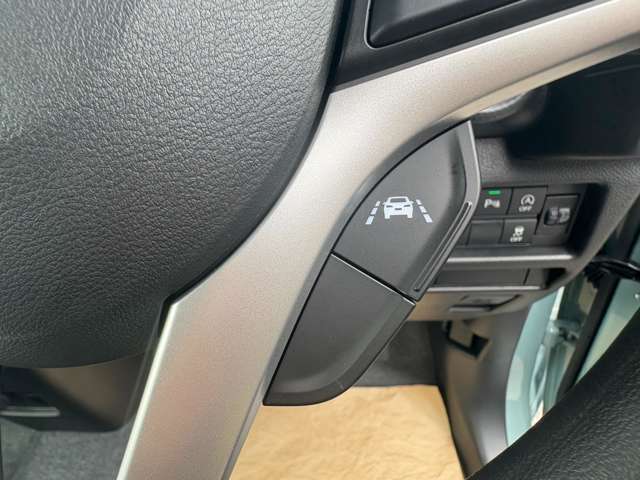 レーダークルーズコントロール機能が搭載されており、設定した車間距離を適切に保ちながら加速・減速、さらに停止まで自動追従してくれるので、渋滞や長旅での走行を快適にしてくれます☆