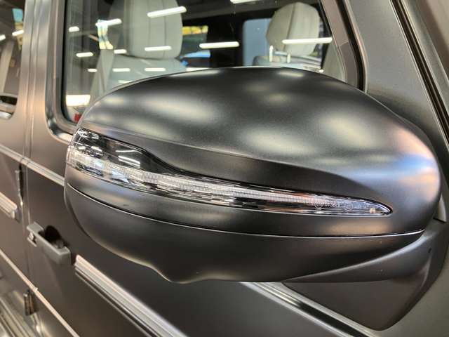 リアバンパー左右のレーダーセンサーにより車両の斜め後ろのミラーで見えない死角エリアに車両や自転車がいることを警告します。更に、側面衝突の危機があるときはブレーキを自動制御して危険回避をサポートします。
