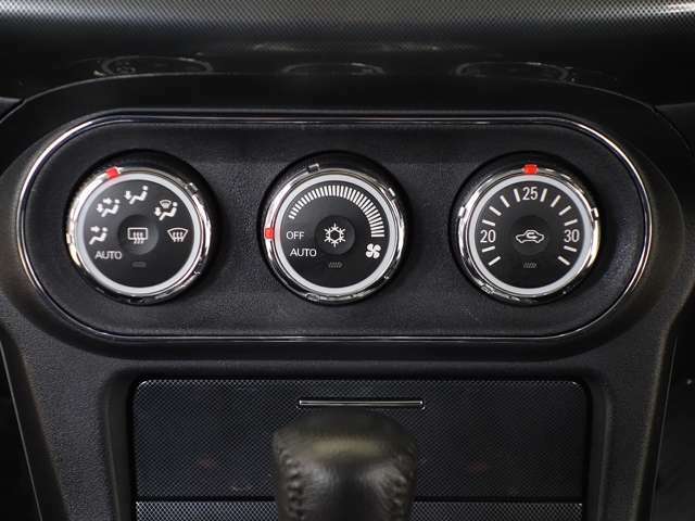 夏の暑いときも冬の寒いときもボタンひとつで快適空間オートエアコン！見た目もすっきりです！