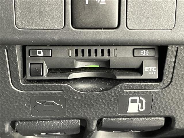 【ETC】有料道路の乗り降り時に停車することなくスマートに乗り入れが可能になったり、割引を受けることができる嬉しい装備です。