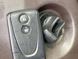 【スマートキー】カバンやポケットに入れたままでもドアの施錠・解錠が可能なスマートキーを装備。エンジンのオン・オフ時もカギを取り出す必要が無いからとっても便利です♪