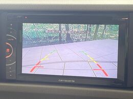【バックカメラ】駐車時に後方がリアルタイム映像で確認できます。大型商業施設や立体駐車場での駐車時や、夜間のバック時に大活躍！運転スキルに関わらず、今や必須となった装備のひとつです！