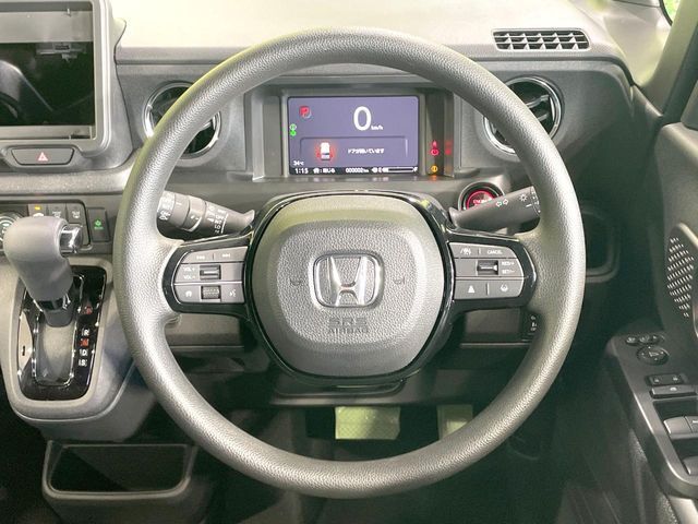 インテリアに合わせたデザインのステアリングは、運転される方のことも考え、運転しやすい形状、大きさです。是非一度、実際に触ってお確かめください。