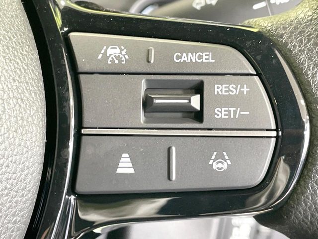【アダプティブクルーズコントロール】高速道路での長距離走行が楽に！！自動で速度を保つクルーズコントロールが、衝突軽減システムと連携し、前方の車両を感知して車間を保つように速度調節してくれます！！