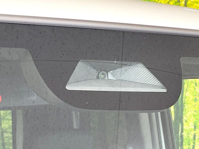 【ホンダセンシング】走行中に前方の車両等を認識し、衝突しそうな時は警報とブレーキで衝突回避と被害軽減をアシスト。より安全にドライブをお楽しみいただけます。