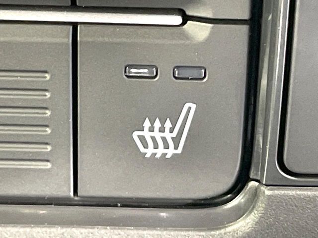 【シートヒーター】寒い日に重宝するシートヒーター！エアコンより早く温まってくれるので寒がりの人も安心ですね♪エアコンの温風は乾燥するから苦手、という方にもをおすすめです。