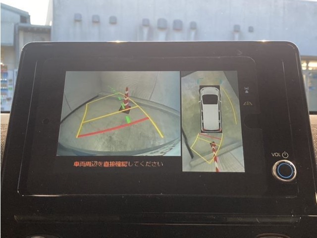 真上から見下ろしたような視点で車とその周囲を確認出来る画面と、車両後方を映し出すバックモニター画面の2つを表示してくれます。