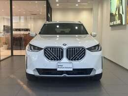 【BMWの伝統-1】BMWの特徴的な“キドニーグリル”は、80年以上続く伝統の形でございます。変わらないこだわりのデザインが、プレミアムブランド“BMW”を創り出します。