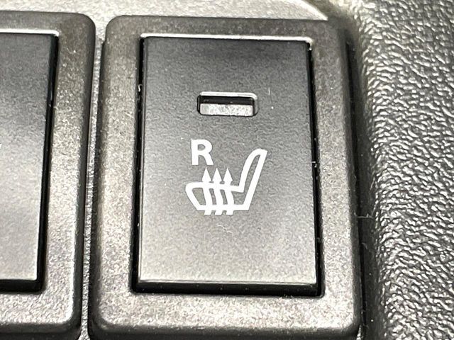 【シートヒーター】寒い日に重宝するシートヒーター！エアコンより早く温まってくれるので寒がりの人も安心ですね♪エアコンの温風は乾燥するから苦手、という方にもをおすすめです。