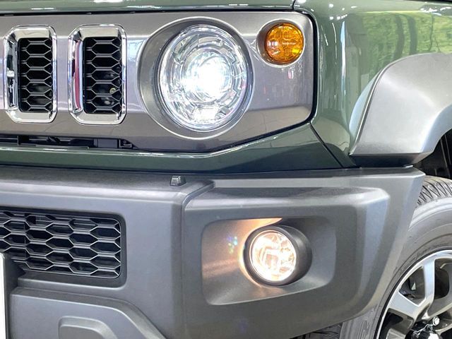 【LEDヘッドライト】悪天候や夜間走行時も良好な視界を確保し安心して運転できる高輝度LEDヘッドライトを装備！点灯速度が早く、消費電力も抑えられています。