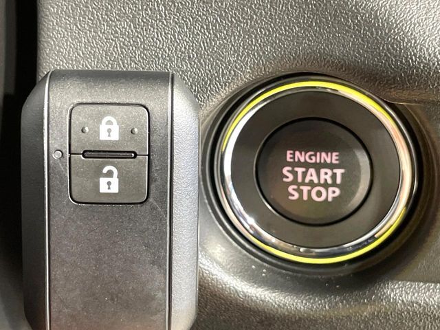 【キーレススタートシステム】カバンやポケットに入れたままでもドアの施錠・解錠が可能なスマートキーを装備。エンジンのオン・オフ時もカギを取り出す必要が無いからとっても便利です♪