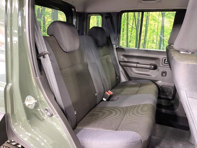 後部座席も気になるようなキズ・汚れやへたり等、大きなダメージはなく、良好な状態です。