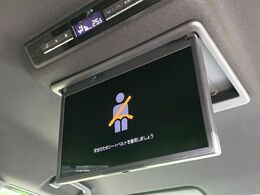 【フリップダウンモニター】大画面モニターで後席でもエンタメをお楽しみいただけます。小さなお子様にも大人気の装備です♪