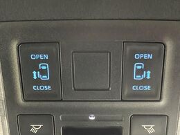 【両側パワースライドドア】スマートキーや運転席のスイッチで後席両側スライドドアの開閉が可能♪電動だから力を入れてドアを開ける必要が無く、小さなお子様でも簡単に開け閉めでき快適です♪