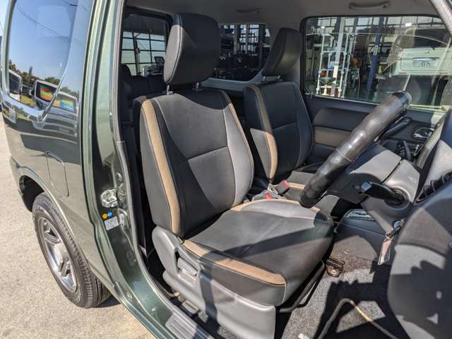 ★フロントシート★綺麗・清潔に仕上げております♪シートは厚めのクッションですのでゆったり座れます(^^)