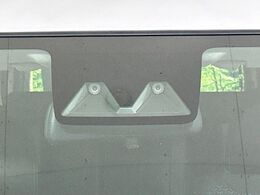 【スマートアシスト】走行中に前方の車両等を認識し、衝突しそうな時は警報とブレーキで衝突回避と被害軽減をアシスト。より安全にドライブをお楽しみいただけます。