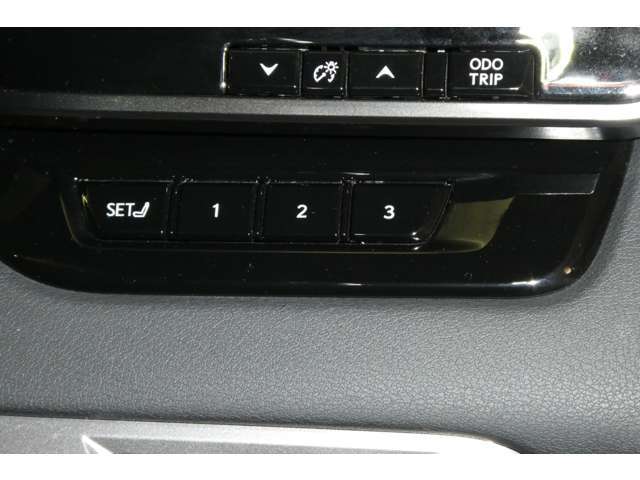 運転の操作性、快適性、など全ては、シートポジションから始まります。シートメモリーは、重要な機能です。