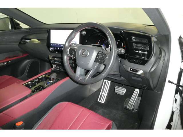 FSPORT専用本革スポーツシート。快適で操作性の良い運転の基本は、シートポジションです。