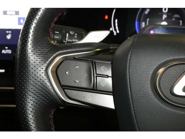 手元で操作できるステアリングスイッチは、操作時の視線移動が少なく、安全にも貢献します。