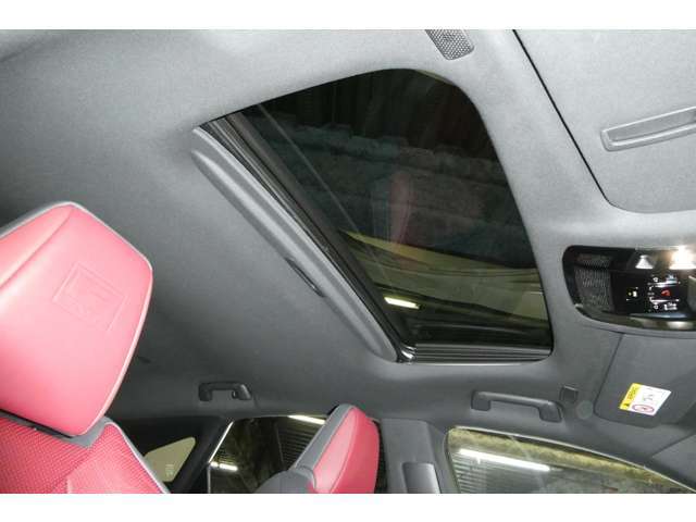 解放感を感じることができるムーンルーフ。屋外の気持ち良い風や日差しとり込み車内空間を明るくします。