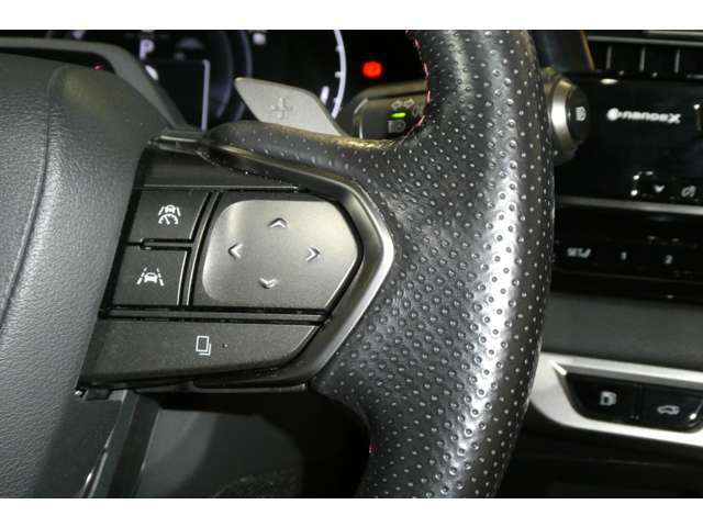 手元で操作できるステアリングスイッチは、操作時の視線移動が少なく、安全にも貢献します。