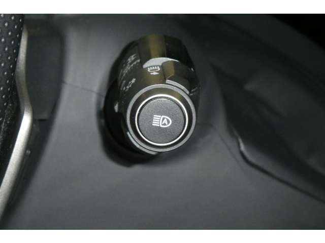 オートマチックハイビームは、夜間の視認性をよくする為はもちろん、相手にも気づいてもらう事で、安全につながります。