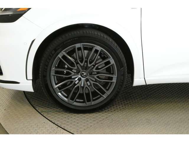 心躍る体験を。操る歓びを。上質な乗り心地がレクサスとなります。ご満足いただける事と思います。